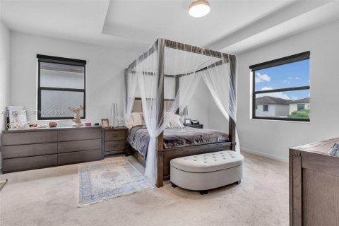 House in Miami, Florida 4 bedrooms, 224.08 sq.m. № 2006126 - photo 25