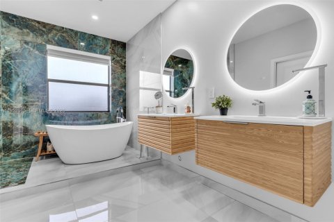 House in Miami, Florida 4 bedrooms, 224.08 sq.m. № 2006126 - photo 26