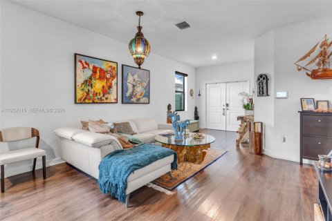 House in Miami, Florida 4 bedrooms, 224.08 sq.m. № 2006126 - photo 6