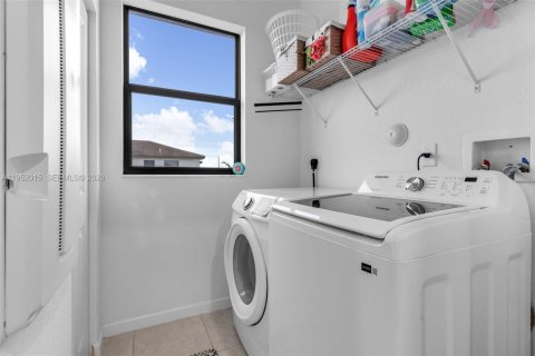 House in Miami, Florida 4 bedrooms, 224.08 sq.m. № 2006126 - photo 22