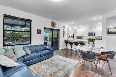 House in Miami, Florida 4 bedrooms, 224.08 sq.m. № 2006126 - photo 11