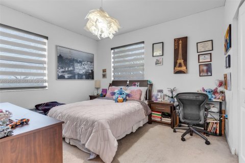 House in Miami, Florida 4 bedrooms, 224.08 sq.m. № 2006126 - photo 20