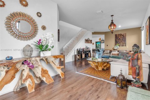 House in Miami, Florida 4 bedrooms, 224.08 sq.m. № 2006126 - photo 4