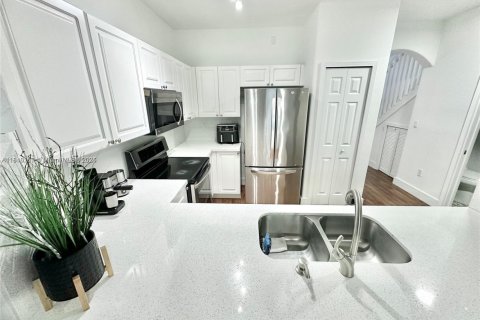 Townhouse in Doral, Florida 3 bedrooms, 152.55 sq.m. № 1842687 - photo 10