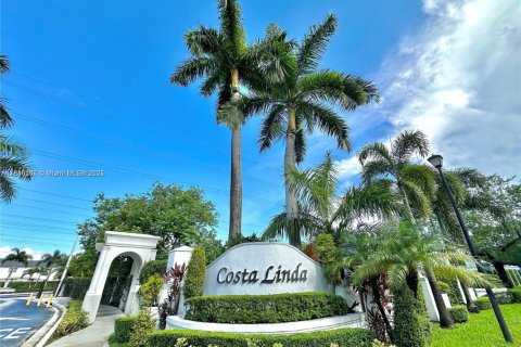Townhouse in Doral, Florida 3 bedrooms, 152.55 sq.m. № 1842687 - photo 29