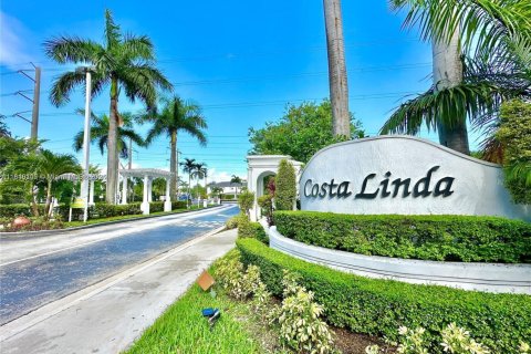 Townhouse in Doral, Florida 3 bedrooms, 152.55 sq.m. № 1842687 - photo 1