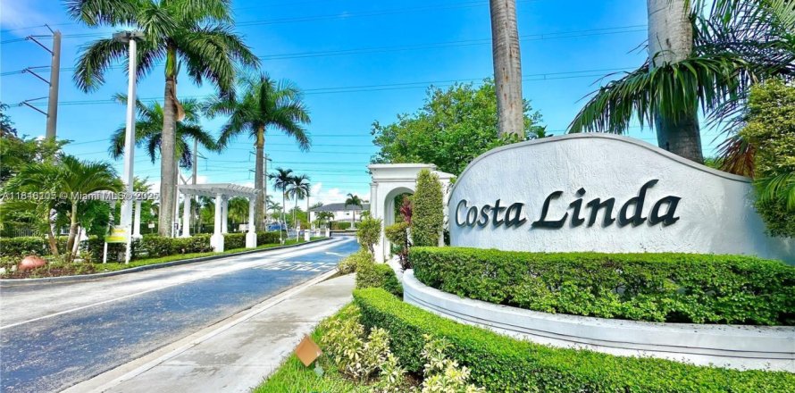 Townhouse in Doral, Florida 3 bedrooms, 152.55 sq.m. № 1842687