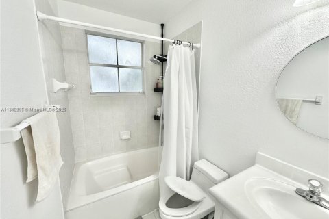 Townhouse in Doral, Florida 3 bedrooms, 152.55 sq.m. № 1842687 - photo 22