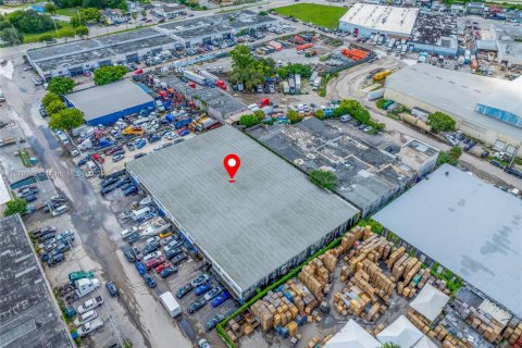 Propiedad comercial en venta en Opa-locka, Florida № 1981880 - foto 3