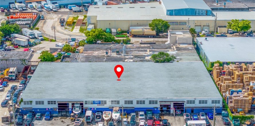 Propiedad comercial en Opa-locka, Florida № 1981880