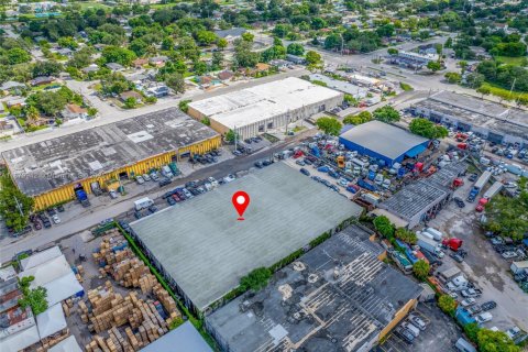 Propiedad comercial en venta en Opa-locka, Florida № 1981880 - foto 2