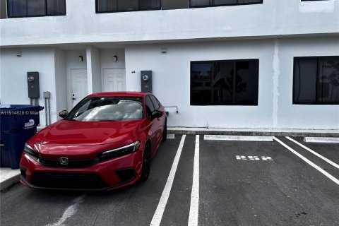 Снять в аренду таунхаус в Хомстед, Флорида 3 спальни, 129.88м2, № 1973843 - фото 20