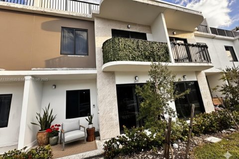 Снять в аренду таунхаус в Хомстед, Флорида 3 спальни, 129.88м2, № 1973843 - фото 1