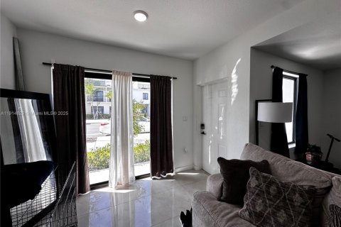 Снять в аренду таунхаус в Хомстед, Флорида 3 спальни, 129.88м2, № 1973843 - фото 22