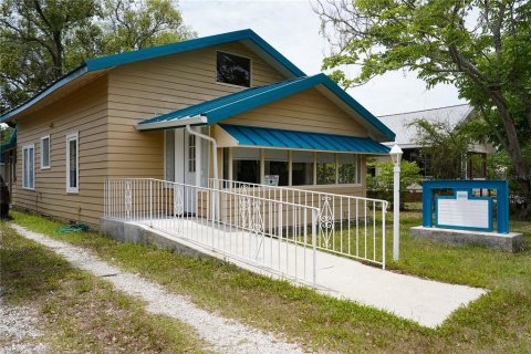 Propiedad comercial en DeLand, Florida 139.63 m2 № 2115493
