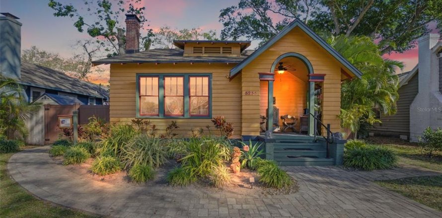House in Saint Petersburg, Florida 3 bedrooms, 146.04 sq.m. № 1510183