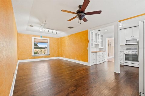 House in Saint Petersburg, Florida 3 bedrooms, 146.04 sq.m. № 1510183 - photo 16