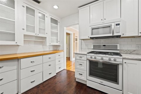 House in Saint Petersburg, Florida 3 bedrooms, 146.04 sq.m. № 1510183 - photo 13