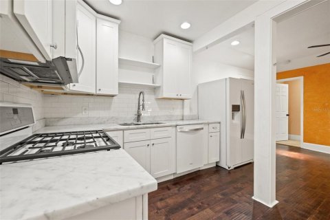 House in Saint Petersburg, Florida 3 bedrooms, 146.04 sq.m. № 1510183 - photo 12