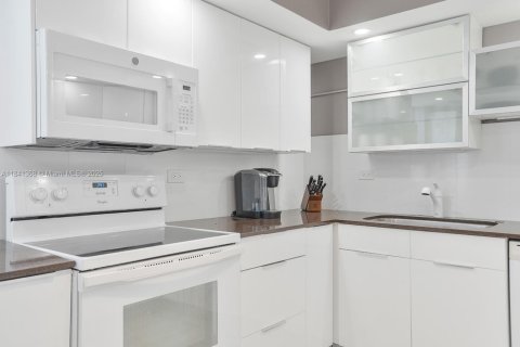 Condo in Lauderhill, Florida, 3 bedrooms  № 1834333 - photo 7