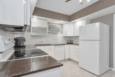 Condo in Lauderhill, Florida, 3 bedrooms  № 1834333 - photo 8
