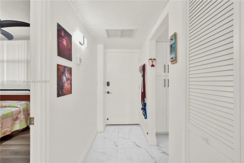 Condo in Oakland Park, Florida, 2 bedrooms  № 1860603 - photo 16