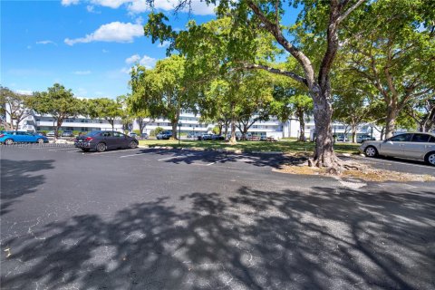 Condo in Oakland Park, Florida, 2 bedrooms  № 1860603 - photo 28