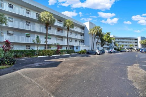 Condo in Oakland Park, Florida, 2 bedrooms  № 1860603 - photo 18