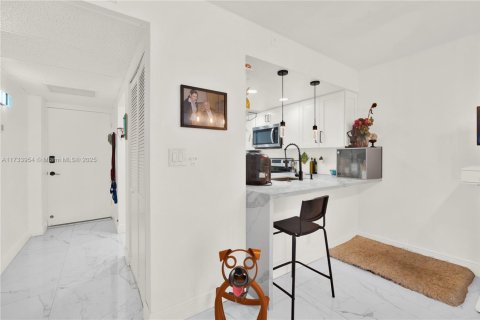 Condo in Oakland Park, Florida, 2 bedrooms  № 1860603 - photo 10