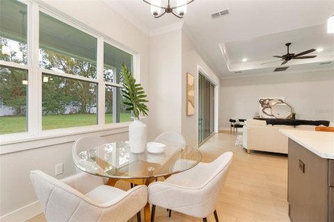 House in Orlando, Florida 4 bedrooms, 280.29 sq.m. № 1747585 - photo 10