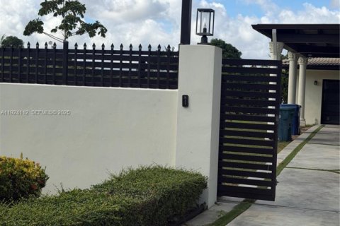 Villa ou maison à louer à Homestead, Floride: 4 chambres, 236.81 m2 № 1982548 - photo 1