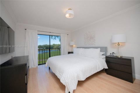 Снять в аренду кондоминиум в Дорал, Флорида 3 спальни, 159.05м2, № 1990675 - фото 8