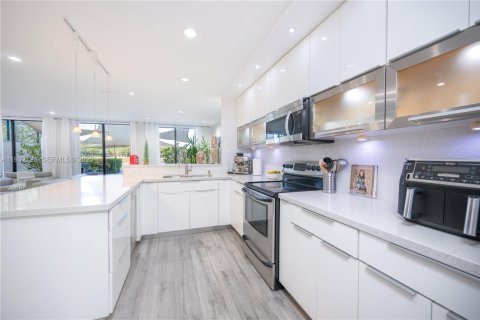 Снять в аренду кондоминиум в Дорал, Флорида 3 спальни, 159.05м2, № 1990675 - фото 1