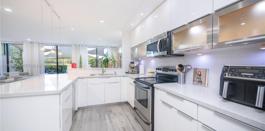 Кондоминиум с 3 спальнями в Дорал, Флорида № 1990675