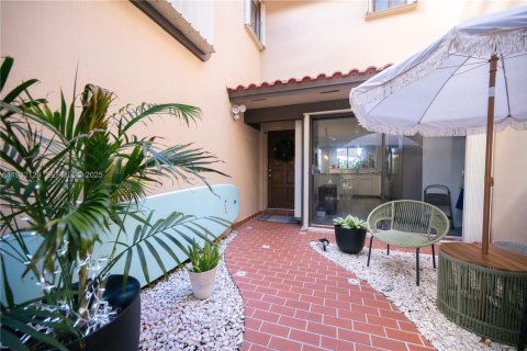 Снять в аренду кондоминиум в Дорал, Флорида 3 спальни, 159.05м2, № 1990675 - фото 12