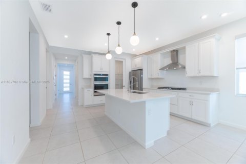 House in Port St. Lucie, Florida 3 bedrooms, 185.62 sq.m. № 2052723 - photo 11