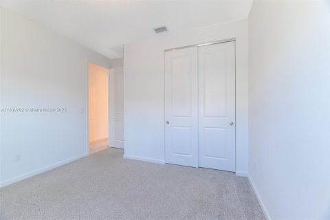 House in Port St. Lucie, Florida 3 bedrooms, 185.62 sq.m. № 2052723 - photo 18