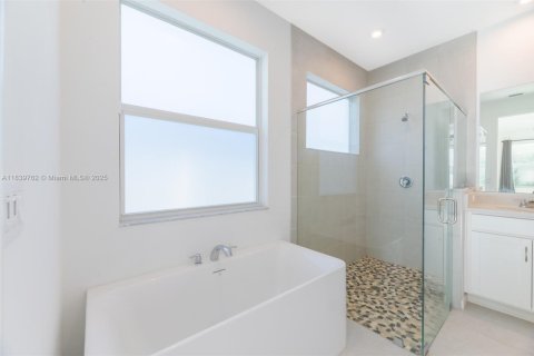 House in Port St. Lucie, Florida 3 bedrooms, 185.62 sq.m. № 2052723 - photo 25