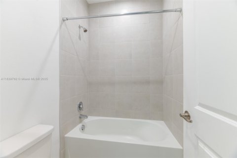 House in Port St. Lucie, Florida 3 bedrooms, 185.62 sq.m. № 2052723 - photo 16