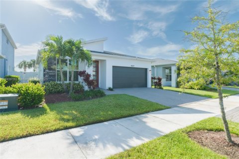 House in Port St. Lucie, Florida 3 bedrooms, 185.62 sq.m. № 2052723 - photo 2
