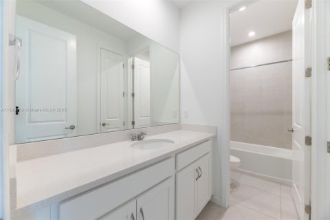 House in Port St. Lucie, Florida 3 bedrooms, 185.62 sq.m. № 2052723 - photo 15