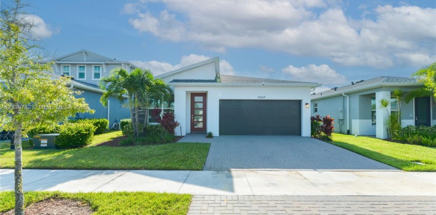 House in Port St. Lucie, Florida 3 bedrooms, 185.62 sq.m. № 2052723