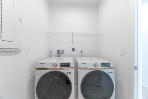 House in Port St. Lucie, Florida 3 bedrooms, 185.62 sq.m. № 2052723 - photo 9