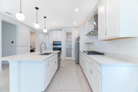 House in Port St. Lucie, Florida 3 bedrooms, 185.62 sq.m. № 2052723 - photo 13