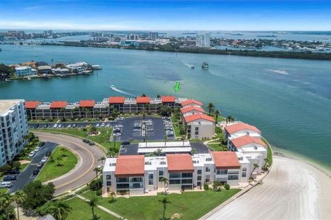 Condo in Clearwater, Florida, 2 bedrooms № 219072 - photo 1