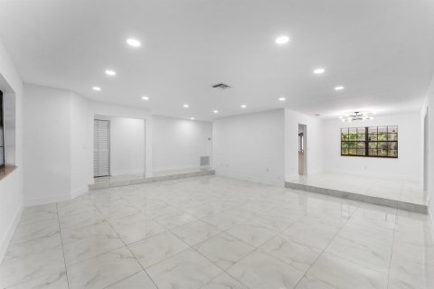 Villa ou maison à vendre à Margate, Floride: 4 chambres, 231.98 m2 № 2433946 - photo 8