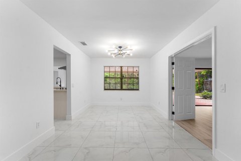 Villa ou maison à vendre à Margate, Floride: 4 chambres, 231.98 m2 № 2433946 - photo 10