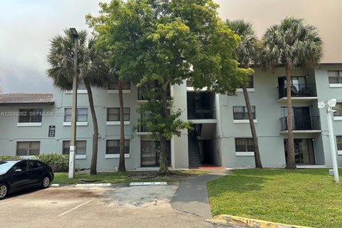 Condo in Hialeah, Florida, 2 bedrooms № 2086142