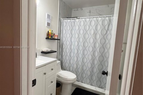 Townhouse in Tamarac, Florida 3 bedrooms, 168.25 sq.m. № 2073709 - photo 4