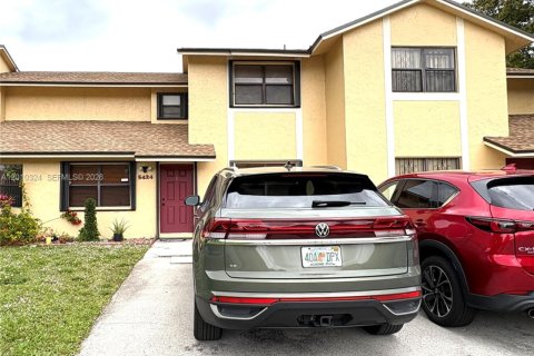 Townhouse in Tamarac, Florida 3 bedrooms, 168.25 sq.m. № 2073709 - photo 6
